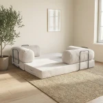 Das praktische 200x100 cm Schlafsofa MUNO aus geripptem Poso Cord in Liegeposition mit aufgestellten Seitenlehnen im Wohnraum.