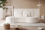 Elegantes, wellenförmiges Sofa mit weichem Abriamo Boucle Bezug, stilvoll platziert in einem hellen,
