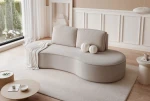 Modernes Lounge-Sofa mit kuscheligem Abriamo Boucle Bezug, das sich perfekt in eine zeitgemäße, helle Inneneinrichtung integriert.