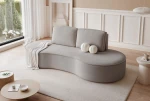Das organisch geformte Sofa aus luxuriösem Riviera Velour lädt in diesem harmonisch eingerichteten Wohnbereich zum Entspannen ein.