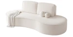 Ein modern geschwungenes Sofa, wahlweise in Abriamo Boucle oder Riviera Velour, freigestellt auf einem hellen Hintergrund.