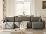 Frontalansicht der Design U-Form Wohnlandschaft PIANO U (318x145 cm) mit weichem Bouclé-Bezug, stilvoll arrangiert in einem modernen Wohnzimmer.