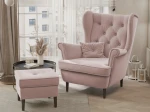Frontalansicht des Design Ohrensessels SCANDI mit passendem Hocker, bezogen mit edlem Samt Trinity, stilvoll arrangiert in einem modernen Wohnzimmer.