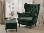 Frontalansicht des Design Ohrensessels SCANDI mit passendem Hocker, bezogen mit edlem Samt Trinity, stilvoll arrangiert in einem modernen Wohnzimmer.