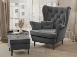 Frontalansicht des Design Ohrensessels SCANDI mit passendem Hocker, bezogen mit edlem Samt Trinity, stilvoll arrangiert in einem modernen Wohnzimmer.