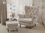 Frontalansicht des Design Ohrensessels SCANDI mit passendem Hocker, bezogen mit edlem Samt Trinity, stilvoll arrangiert in einem modernen Wohnzimmer.