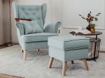 Frontalansicht des Ohrensessel CLASSIC Sets inklusive Hocker mit weichem Samt Trinity Bezug, stilvoll arrangiert in einem modernen Wohnzimmer.