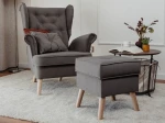 Frontalansicht des Ohrensessel CLASSIC Sets inklusive Hocker mit weichem Samt Trinity Bezug, stilvoll arrangiert in einem modernen Wohnzimmer.