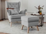 Frontalansicht des Ohrensessel CLASSIC Sets inklusive Hocker mit weichem Samt Trinity Bezug, stilvoll arrangiert in einem modernen Wohnzimmer.