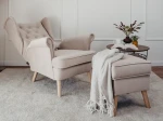 Technische Skizze des Ohrensessels CLASSIC und des Hockers, die die genauen Abmessungen für eine optimale Raumplanung im Samt Trinity Design zeigt.