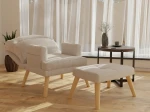Schräge Ansicht des Relax-Sessel NEMO Sets mit Hocker aus Poso Cord, stilvoll arrangiert und harmonisch integriert in eine gemütliche Wohnumgebung.