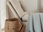 Nahaufnahme der Polsterung des Sessels LILA, welche die luxuriöse und weiche Textur des Samt Trinity Stoffes im Detail präsentiert.