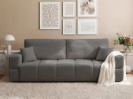 Frontalansicht des modernen Sofas BUENO (239x91 cm) mit weichem Bouclé-Bezug, stilvoll arrangiert in einem modernen Wohnzimmer.