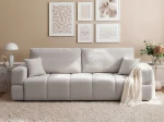 Frontalansicht des modernen Sofas BUENO (239x91 cm) mit weichem Bouclé-Bezug, stilvoll arrangiert in einem modernen Wohnzimmer.