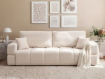 Frontalansicht des modernen Sofas BUENO (239x91 cm) mit weichem Bouclé-Bezug, stilvoll arrangiert in einem modernen Wohnzimmer.