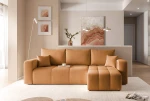 Frontalansicht des Ecksofas PEDRO L (248x145 cm) mit weichem Manila Samtstoff, stilvoll arrangiert in einem modernen Wohnzimmer.