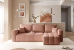 Frontalansicht des Ecksofas PEDRO L (248x145 cm) mit weichem Manila Samtstoff, stilvoll arrangiert in einem modernen Wohnzimmer.