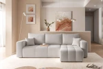 Frontalansicht des Ecksofas PEDRO L (248x145 cm) mit weichem Manila Samtstoff, stilvoll arrangiert in einem modernen Wohnzimmer.
