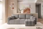 Frontalansicht des Ecksofas PEDRO L (248x145 cm) mit weichem Manila Samtstoff, stilvoll arrangiert in einem modernen Wohnzimmer.