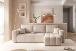 Frontalansicht des Ecksofas PEDRO L (248x145 cm) mit weichem Manila Samtstoff, stilvoll arrangiert in einem modernen Wohnzimmer.