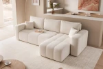 Schräge Ansicht des Ecksofas PEDRO L (248x145 cm) mit weichem Manila Samtstoff, stilvoll arrangiert und integriert in eine gemütliche Wohnumgebung.