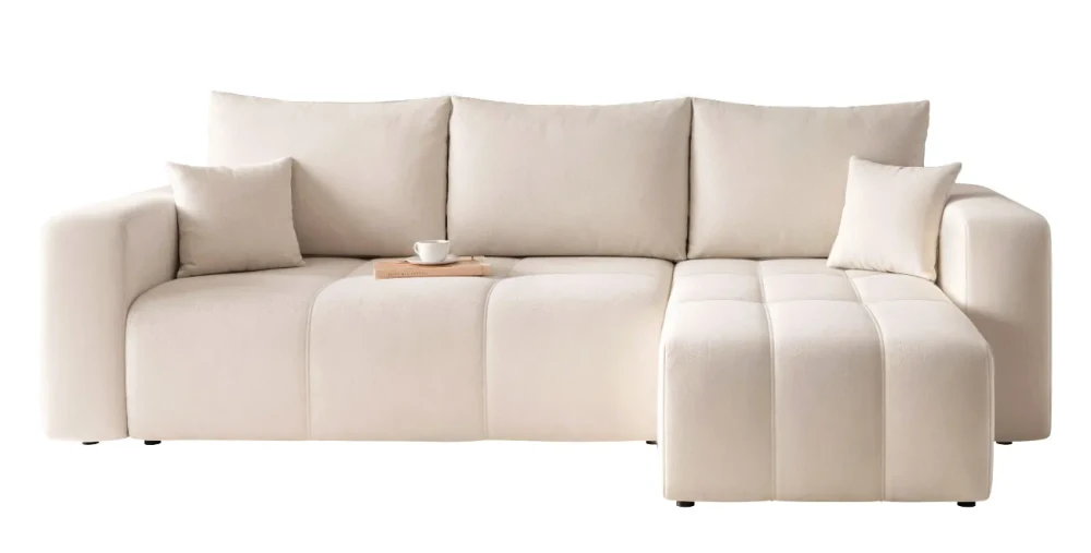 Frontale Ansicht des Ecksofas PEDRO L in der Größe 248x145 cm aus weichem Samtstoff Manila, freigestellt auf weißem Hintergrund.