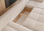 Das ausgeklappte Schlafsofa der Wohnlandschaft PEDRO U (318x145 cm) mit geöffnetem, integriertem Bettkasten für zusätzlichen Stauraum.