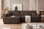 Frontalansicht des Ecksofas PARIS XL (276x145 cm) mit weichem Poso Cordstoff, stilvoll arrangiert in einem modernen Wohnzimmer.