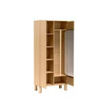 Die moderne Vitrine SANDEN 4 mit geöffneten Türen, die den großzügigen Stauraum und die praktische Innenaufteilung mit Glasböden zeigt.