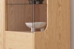 Nahaufnahme der Details der Vitrine SANDEN 3, welche die hochwertigen Glasfronten und die integrierte LED-Beleuchtung präsentiert.