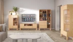 Frontalansicht der modernen Vitrine SANDEN 3 mit stimmungsvoller LED-Beleuchtung, stilvoll arrangiert in einem modernen Wohnzimmer.