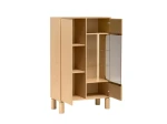 Die moderne Vitrine SANDEN 3 mit geöffneten Türen, die den großzügigen Stauraum und die praktische Innenaufteilung mit Glasböden zeigt.