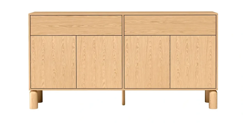 Frontale Ansicht der 180 cm breiten Kommode SANDEN 1, die das markante und symmetrische Bookmatch-Muster zeigt, freigestellt auf weißem Hintergrund.