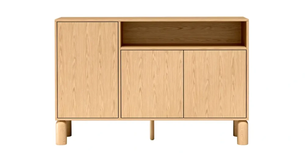 Frontale Ansicht der 140 cm breiten Kommode SANDEN 2 mit klarer Linienführung, freigestellt auf weißem Hintergrund.