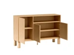 Die Kommode SANDEN 2 (140 cm) mit geöffneten Türen, die den großzügigen Stauraum und die praktische Innenaufteilung für optimale Organisation zeigt.
