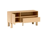 Der TV-Schrank SANDEN 5 mit geöffneten Türen, der den praktischen Stauraum für Multimedia-Geräte und Zubehör zeigt.