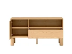 Der TV-Schrank SANDEN 5 mit geöffneten Türen, der den praktischen Stauraum für Multimedia-Geräte und Zubehör zeigt.