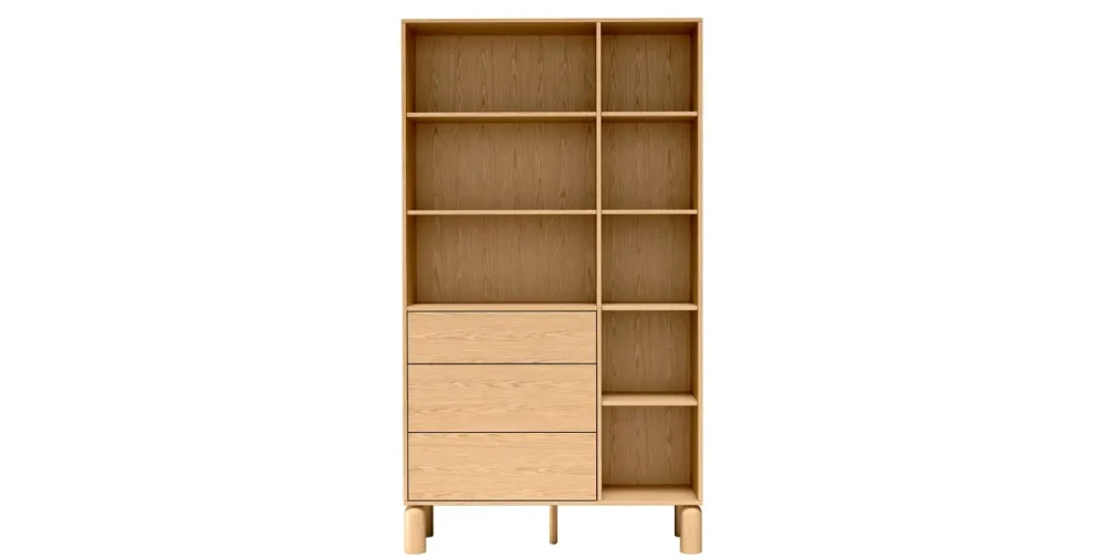 Frontale Ansicht des 110 cm breiten Regals SANDEN 8, die das markante und symmetrische Bookmatch-Muster sowie die offene Struktur zeigt, freigestellt auf weißem Hintergrund.