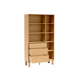 Das 110 cm breite Regal SANDEN 8 mit seinen offenen Regalböden, die den großzügigen Stauraum für Bücher und Dekorationsobjekte zeigen.