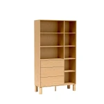 Seitenansicht des modernen Regals SANDEN 8 (110 cm) mit edlem Bookmatch-Dekor, sauber freigestellt auf weißem Hintergrund.