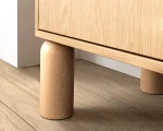 Detailansicht der eleganten Füße des Regals SANDEN 8, welche die stabile Konstruktion und das stilvolle Design des Möbels unterstreicht.
