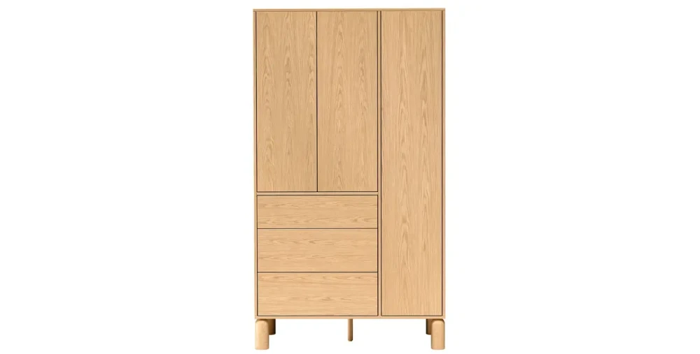 Frontale Ansicht des Kleiderschranks SANDEN 9 (110x197 cm), die das markante und symmetrische Bookmatch-Muster der großen Türen zeigt, freigestellt auf weißem Hintergrund.