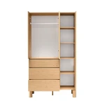 : Detailansicht der funktionalen Innenausstattung des Kleiderschranks SANDEN 9 im Bookmatch-Dekor, ideal für eine ordentliche Aufbewahrung von Garderobe.