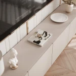 Nahaufnahme der grifflosen Fronten des Hänge-TV-Boards ANGEL 200, welche das praktische Push-To-Open-System und das elegante Design präsentiert.