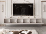 Das Hänge-TV-Board ANGEL 300 mit geöffneten Fronten, das den beeindruckenden Stauraum für Multimedia-Geräte und Zubehör auf 300 cm Breite zeigt.