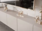 Nahaufnahme der grifflosen Fronten des Hänge-TV-Boards ANGEL 300, welche das praktische Push-To-Open-System und das elegante Design präsentiert.