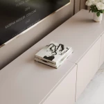 Nahaufnahme der grifflosen Fronten des TV-Boards ANGEL 200, welche das praktische Push-To-Open-System und das elegante Design präsentiert.