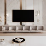 Das stehende TV-Board ANGEL 300 mit geöffneten Fronten, das den beeindruckenden Stauraum für Multimedia-Geräte und Zubehör auf 300 cm Breite zeigt.