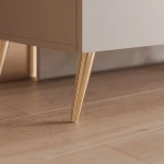 Detailansicht der eleganten Füße des stehenden TV-Boards ANGEL 300, welche die stabile Konstruktion und das moderne Design des extragroßen Möbels unterstreicht.