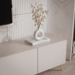 Nahaufnahme der grifflosen Fronten des TV-Boards ANGEL 300, welche das praktische Push-To-Open-System und das elegante Design präsentiert.